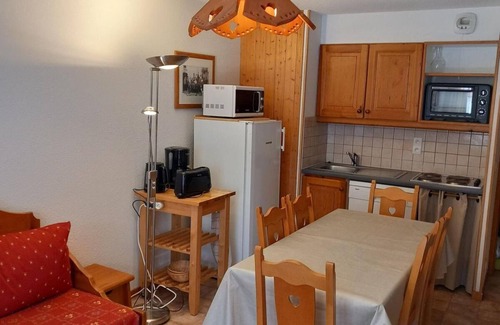 Lanslevillard Apartamento | 100m del centro estación, 1.o piso, vista montaña, balcón, parking, tv, local para esquís, 39m²
