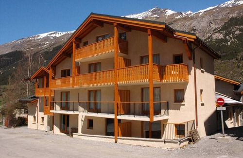 Lanslevillard Apartamento | 100m del centro estación, 3.o piso, vista montaña, balcón, parking, tv, local para esquís, 55m²
