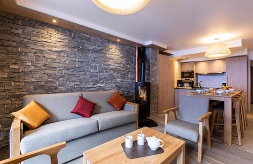Lanslevillard Apartamento | 150m del centro estación, fitness, piscina, sauna, hammam, balcón, chimenea o estufa a leña, tv