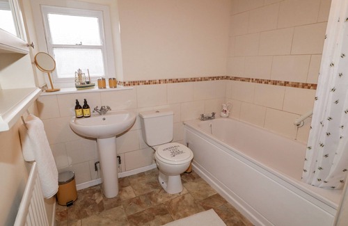 Carnlough Cabaña | 51 HIGH STREET, pet friendly, country holiday cottage in Carnlough