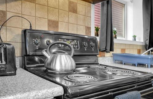Calgary Apartamento | 52-3 Bed Suite On Lake Central Ac By Airport