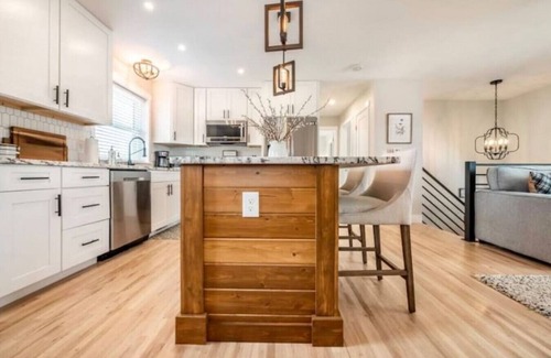 Monument Casa | 52 Front St · HOT TUB! Amazing Mountain views! Newly Remodeled