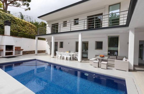 Lloret de Mar Villa | 520 m² Villa ∙ 4 habitaciones ∙ 8 huéspedes