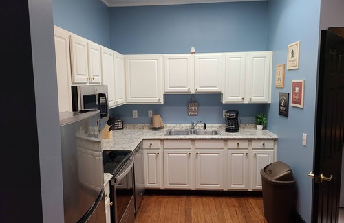 Fuquay-Varina Apartamento | 523 C - Historic Downtown Apartment above Brewery BBQ Restaurant - 2 Bedroom