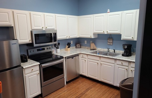 Fuquay-Varina Apartamento | 523 C - Historic Downtown Apartment above Brewery BBQ Restaurant - 2 Bedroom