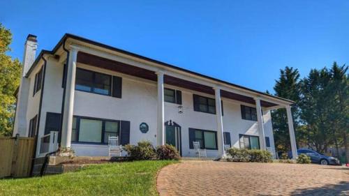 Seminary Hill Casa | 5300sqft Home 10 Mins to Washington DC Sleeps 20