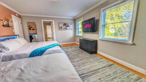 Seminary Hill Casa | 5300sqft Home 10 Mins to Washington DC Sleeps 20