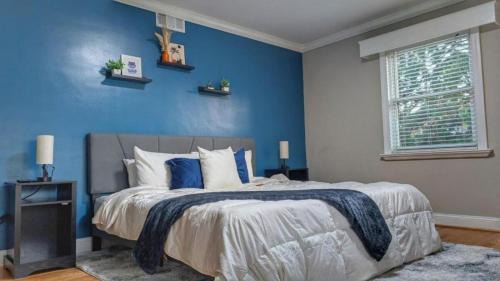 Seminary Hill Casa | 5300sqft Home 10 Mins to Washington DC Sleeps 20
