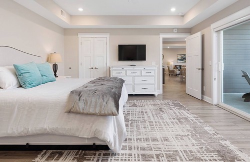 Traverse City Condominio | 539 Bay St. Lake View Condo Unit 204E