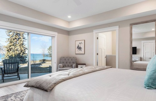 Traverse City Condominio | 539 Bay St. Lake View Condo Unit 204E