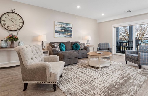 Traverse City Condominio | 539 Bay St. Lake View Condo Unit 303E