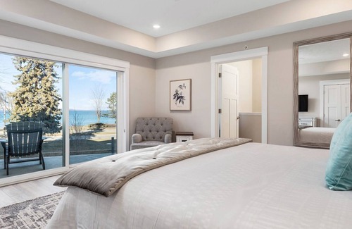 Traverse City Condominio | 539 Bay St. Lake View Condo Unit 303E