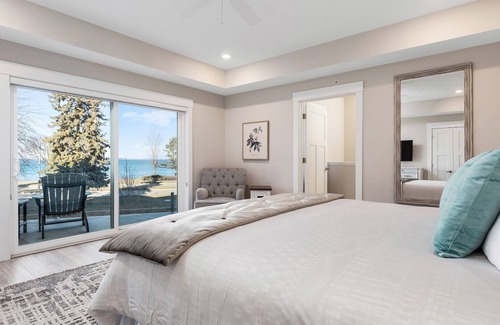 Traverse City Condominio | 539 Bay St. Lake View Condo Unit 304E