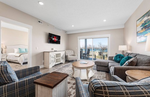 Traverse City Condominio | 539 Bay St. Lake View Condo Unit 201W
