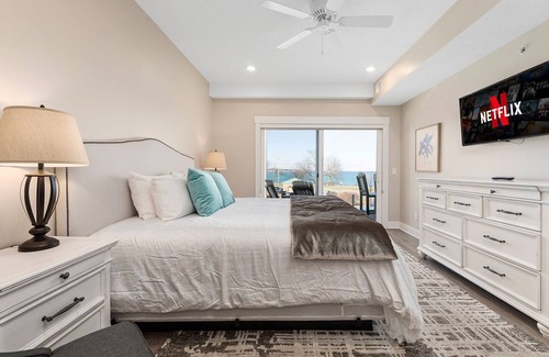 Traverse City Condominio | 539 Bay St. Lake View Condo Unit 201W