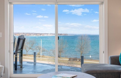 Traverse City Condominio | 539 Bay St. Lake View Condo Unit 401W