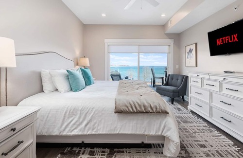 Traverse City Condominio | 539 Bay St. Lake View Condo Unit 401W