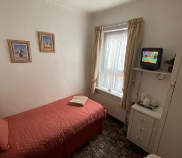 Cleethorpes Casa | 55 Clee Road, Cleethorpes Spacious Guest House by Sea