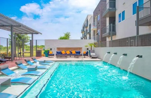 Pflugerville Apartamento | 55 Cozy King w Resort Amenities