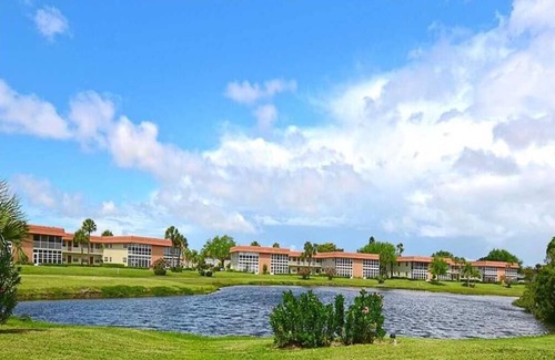 Florida Ridge Condominio | 55 + older active community, newly furnished, with a Beautiful Coastal theme..