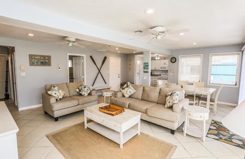 Mid Island Casa | 5570 Palmetto Street