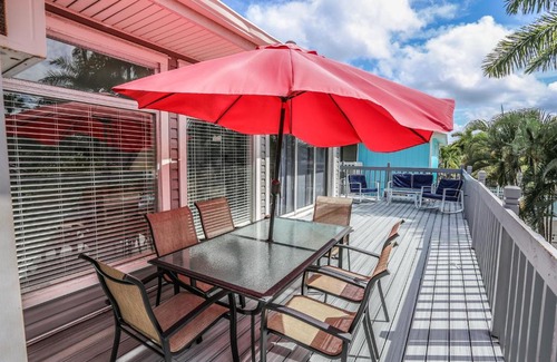 Mid Island Casa | 5570 Palmetto Street