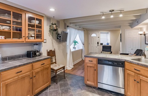 Fairmount Villa | 564 1/2 North Judson