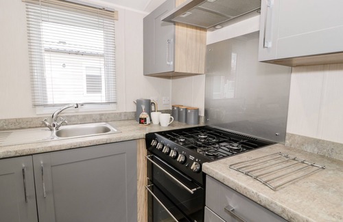 Cwm-y-glo Cabaña | 57 BRYNTEG, pet friendly, country holiday cottage in Llanrug