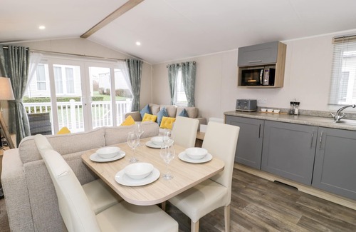 Cwm-y-glo Cabaña | 57 BRYNTEG, pet friendly, country holiday cottage in Llanrug