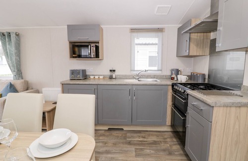 Cwm-y-glo Cabaña | 57 BRYNTEG, pet friendly, country holiday cottage in Llanrug