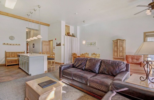 Mountain House Hotel | 5983 Hidden River Lodge 3 Bedroom Condo by RedAwning