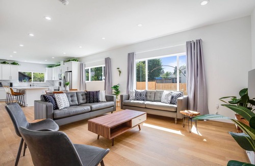 Rainier View Casa | 5B4BA SFH close to Airport w/EV charger, Backyard