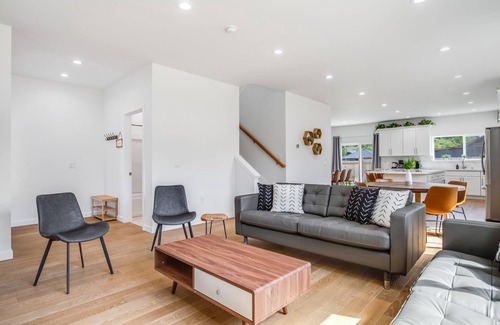 Rainier View Casa | 5B4BA SFH close to Airport w/EV charger, Backyard