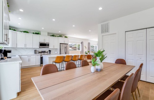 Rainier View Casa | 5B4BA SFH close to Airport w/EV charger, Backyard