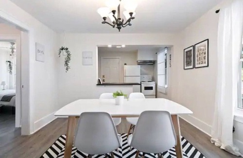 Walkerville Casa | 5bd/2Ba Walkerville Suite - mins to DT, WIFI