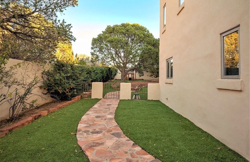 Santa Fe Casa | 5bd, 3.5bath home - family & pet friendly,11 min to downtown area, fireplaces