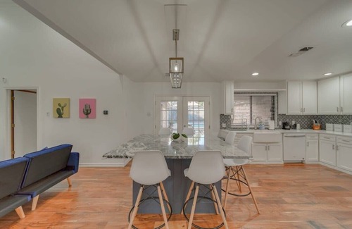 Richardson Casa | 5BD/3BA Bright & Cheerful + Backyard Pool Retreat