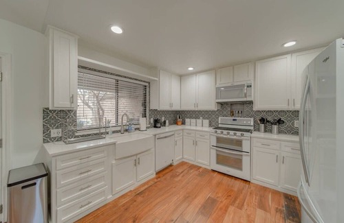 Richardson Casa | 5BD/3BA Bright & Cheerful + Backyard Pool Retreat