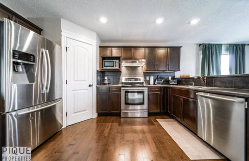 Southeast Edmonton Casa | 5BD Jungle Oasis - HotTub - BBQ - KingBed - Games - Garage