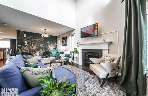 Southeast Edmonton Apartamento | 5BD Jungle Oasis - HotTub - BBQ - King Bed - Games - Garage