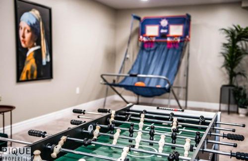 Southeast Edmonton Apartamento | 5BD Jungle Oasis - HotTub - BBQ - King Bed - Games - Garage
