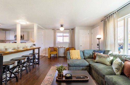 Twin Lakes Casa | 5BD Near Downtown - Movie Theater & BBQ Backyard