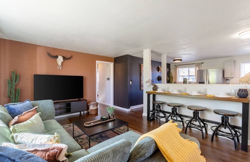 Twin Lakes Casa | 5BD Near Downtown - Movie Theater & BBQ Backyard