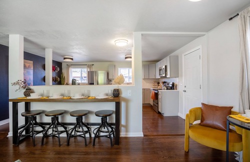 Twin Lakes Casa | 5BD Near Downtown - Movie Theater & BBQ Backyard
