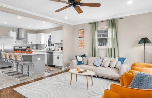 Paw Creek Casa | 5bd Vibrant Haven: Basketball - 10mins to Airport