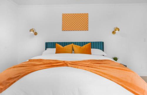 Paw Creek Casa | 5bd Vibrant Haven: Basketball - 10mins to Airport