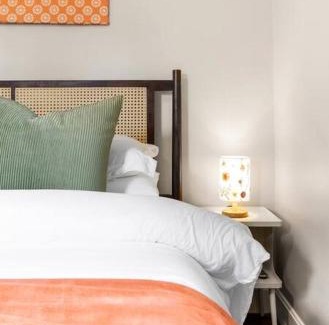 Paw Creek Casa | 5bd Vibrant Haven: Basketball - 10mins to Airport