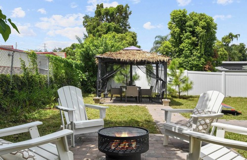 Orlando Villa | 5BDR Villa Pet Friendly Fenced in Backyard Walking Distance to Restaurants