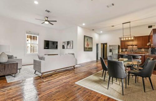 Mid-City Apartamento | 5Bed StreetCar Retreat w Outdoor Entertaining