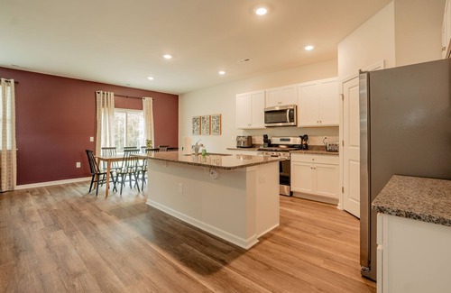 Wilmington Casa | 5BR/3B, Sleeps 13, Pets+, Garage - Maroon